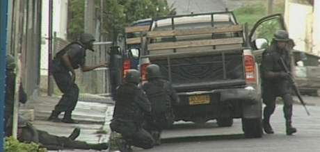 Policie na Jamajce bojuje s gangy - snímek pevzatý z videa